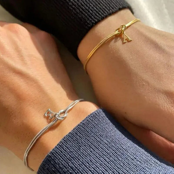 Pulsera con Inicial y Nudo de Amor, Acero Inoxidable